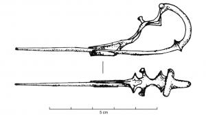 FIB-2550 - Fibule a dragobronzeFibule constituée d'un simple fil de bronze, épaissi à la tête et pourvue d'une nodosité au contact de l'arc. L'arc peut s'orner de losanges et de bâtonnets terminés par des boutons. Le pied, de forme triangulaire étirée, fournit un porte-ardillon allongé.
