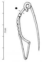 FIB-3029 - Fibule de schéma La Tène IIbronzeTPQ : -100 - TAQ : -50Fibule de schéma La Tène II (arc filiforme très tendu, redressé et rattaché à l'arc par une bague), mais avec ressort bilatéral à 4 spires et corde interne ; porte-ardillon triangulaire ou souvent trapézoïdal ; bague parfois lisse mais fréquemment ornée d'incisions transversales, pouvant se prolonger vers le pied ou vers la tête.