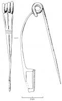FIB-3034 - Fibule de Nauheim 5a20bronzeTPQ : -120 - TAQ : -50Ressort à 4 spires et corde interne ; arc plat, triangulaire et tendu ; porte-ardillon trapézoïdal ajouré ; arc orné d'une échelle médiane, interrompue par des incisions transversales, et bordée dans sa partie supérieure par deux incisions latérales.