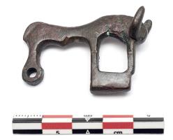 FIB-31022 - Fibule zoomorphe : bovidébronzeFibule dont le corps a la forme d'un bovidé stylisé, le corps mince, les cornes bine figurées sur la tête. Tête perforée pour le montage d'un ressort sur axe.