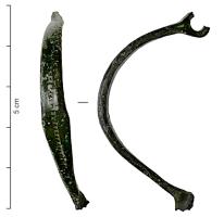 FIB-31027 - Arc de fibule ibériquebronzeArc en arc de cercle étroit, à peine élargi au sommet, avec une ligne médiane guillochée pour seul décor. Tête percée pour un ressort sur axe ; pied inconnu.