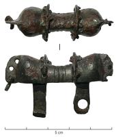 FIB-31030 - Fibule symétriquebronzeFibule coulée dont le corps regroupe deux masses symétriques (avant-trains de bovidés ou de chevaux ?) prolongés par une plaque verticale percée de trous, où étaient passés des anneaux. Porte-ardillon en plaque étroite.