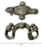 FIB-31033 - Fibule à double piedargentFibule symétrique à arc renflé, creux dessous et pourvu de deux boutons latéraux ; pied et tête symétriques, ornés de boutons moulurés ; le ressort était monté sur axe.