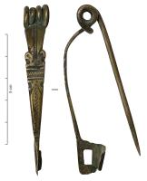 FIB-31034 - Fibule de NauheimbronzeFibule de Nauheim (ressort à 4 spires et corde interne, arc triangulaire et tendu, porte-ardillon trapézoïdal ajouré) avec un décor complexe, interrompu sur les côtés par des 