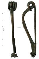FIB-31035 - Fibule à ressort sur le piedbronzeFibule à ressort à quatre spires, corde interne, profil tendu et section quadrangulaire à la tête ; porte-ardillon trapézoïdal plein ; sur le pied, faux ressort. 