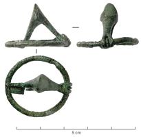 FIB-31049 - Fibule annulaire hispaniquebronzeFibule annulaire hispanique à arc coulé, renflé et formant un angle aigu; on observe souvent un dispositif d'articulation formant un pont entre les côté du ressort rattachés à l'anneau, qui peut être couvert de stries perpendiculaires.