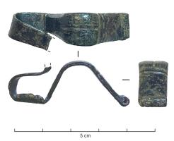 FIB-31050 - Fibule ibériquebronzeFibule à à pied redressé (l’extrémité manque), arc plat orné d’incisions, avec une tête plate repliée pour former la gaine d’un axe qui devait supporter un ressort rapporté.