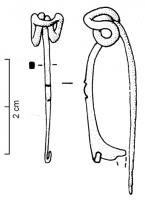 FIB-3125 - Fibule à arc encochébronzeFibule à ressort à 4 spires, corde externe ; arc filiforme tendu, marqué d'encoches transversales ; porte-ardillon trapézoïdal ajouré.
