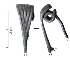 FIB-3156 - Fibule à tête couvrante de type NagesargentFibule à arc triangulaire et tête couvrante, formant une protection au-dessus du ressort qui en émerge perpendiculairement à la tête ; arc orné de cinq profonds sillons en chevrons ; sur le pied, sillons perpendiculaires ; porte-ardillon ajouré, sans doute trapézoïdal.