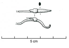 FIB-3522 - Fibule de type La Tène IIbronzeFibule filiforme (arc de section généralement ovalaire, assez tendu), le pied redressé est rattaché à l'arc par une bague.