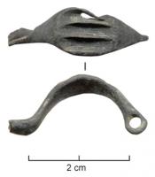 FIB-3570 - FibulebronzeArc foliacé creusé de trois encoches profondes pour décor de corail collé ; arc à tête percée pour le passage d'un ressort monté sur axe ; pied sans doute redressé vers l'arc, peut-être lui aussi orné de corail.