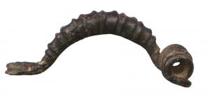 FIB-3831 - Fibule à pied redressé et arc cannelébronzeFibule à arc en anse de panier, renflé et profondément marqué de fortes cannelures ; le pied est redressé et libre, le ressort a 6 ou 8 spires et corde externe.