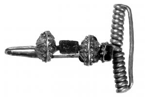 FIB-3851 - FibuleorFibule de schéma laténien, le retour du pied et l'arc étant ornés de grosses perles à reliefs ; long ressort en arbalète.