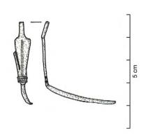FIB-3935 - Fibule de Nauheim, var. GiubiascobronzeFibule à ressort à quatre spires et corde interne. L'arc triangulaire rubané est orné d'une bague en relief à son sommet. Le corps de l'arc est orné d'une échelle médiane. Le porte-ardillon est ajouré.