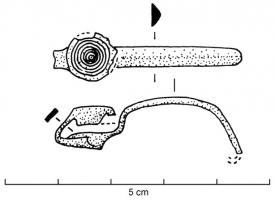 FIB-3947 - Fibule à timbale sur le piedbronzeFibule en bronze à pied en timbale aplatie sur le dessus, et généralement ornée de cercles concentriques ; arc de section triangulaire. Ressort bilatéral court.