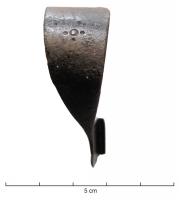 FIB-4018 - Fibule de type AlésiabronzeTPQ : -60 - TAQ : -20Fibule à arc plat, de forme triangulaire ou ogivale, charnière repliée vers l'intérieur et pied redressé, généralement percé d'un ornement transversal (bâtonnet, perles...). Cette fiche regroupe les fibules à arc lisse, inorné ou à décor gravé.
