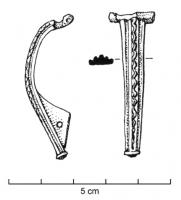 FIB-4056 - Fibule à arc non interrompu à charnièrebronzeArc continu, tendu et non interrompu, fortement mouluré sur le dessus, généralement avec un filet ondé médian ; porte-ardillon triangulaire percé, bouton terminal ; charnière repliée vers l'extérieur.