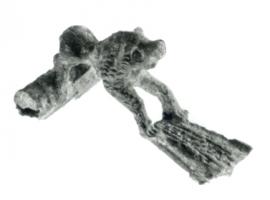 FIB-4069 - Fibule léontomorphebronzeTPQ : -15 - TAQ : 20Fibule à couvre-ressort cylindrique, arc remplacé par le corps entier d'un lion posant les pattes antérieures sur une plaque rectangulaire ou légèrement trapézoïdale, cannelée.