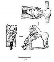 FIB-4070 - Fibule léontomorphebronzeFibule à charnière, arc remplacé par le corps entier d'un lion posant les pattes antérieures (entre lesquelles peut apparaître une tête de bovidé, rivetée par dessous) sur une plaque rectangulaire ou légèrement trapézoïdale, cannelée.