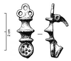 FIB-41078 - Fibule émailléebronzeFibule au corps marqué de fortes moulures transversales, encadrées au pied par un disque émaillé, à la tête par un triple anneau.