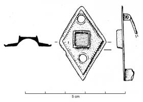 FIB-41095 - Fibule losangique émailléebronzeTPQ : 150 - TAQ : 300Broche losangique (avec cercles oculés) dont la partie centrale porte un cabochon carré en fort relief, émaillé; charnière au revers.
