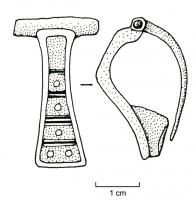 FIB-4115 - Fibule émailléebronzeTPQ : 90 - TAQ : 150Fibule à arc allongé trapézoïdal, creusé d'une seule loge d'émail à inclusions de verre ; charnière coulée. Pied parfois terminé par un petit bouton.