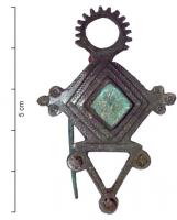FIB-41169 - Fibule émailléebronzeTPQ : 200 - TAQ : 300Fibule composée de trois éléments : au centre, un corps principal en forme de carré sur pointe, émaillé, avec des 