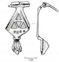 FIB-4116 - Fibule émailléebronzeFibule émaillée à charnière, pied en forme de tête de reptile plus ou moins stylisée ; le corps triangulaire est creusé de 4 loges d'émail  triangulaires, disposées en quinconce.