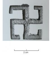 FIB-41252 - Fibule en forme de svastikabronzeTPQ : 200 - TAQ : 300Bronze plate en forme de svastika (croix gammée), aux branches recouées aux extrémités; au revers, ressort monté sur plaquette.
