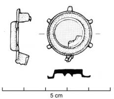 FIB-4131 - Fibule circulaire émailléebronzeTPQ : 150 - TAQ : 225Fibule circulaire pleine, dont la partie centrale tronconique est surélevée, creuse par-dessous, percée au centre (ou non) et portant un décor d'émaux avec pâte de verre incluse, souvent sur deux niveaux. Parfois deux disques sur le pourtour, ou 6 protubérances, ou 6 disques émaillés.