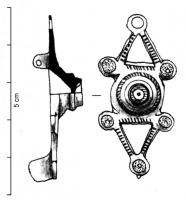 FIB-41322 - Fibule symétrique émailléebronzeTPQ : 75 - TAQ : 125Fibule symétrique, à décor émaillé ; le corps central de forme circulaire s'orne d'un bouton conique, à sommet émaillé, encadré de deux parties symétriques ajourées de forme triangulaire, comportant à leurs angles des disques émaillés; au revers, articulation à charnière sur deux plaquettes.
