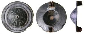 FIB-41364 - Fibule coniquebronzeTPQ : 70 - TAQ : 150Fibule conique, dont la charnière disposée au revers comporte deux plaquettes coulées reliées par un axe en fer. Variante sans protubérances sur le pourtour ; un ou deux cercles guillochés dans la partie plate, le cône est en forme d'ogive et possède un décor ponctué.