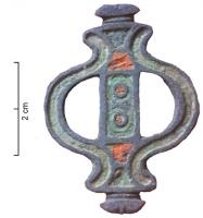 FIB-41389 - Fibule symétrique émailléebronzeFibule entièrement émaillée, composée d'un cartouche longitudinal terminé à chaque extrémité par des volutes, et accosté symétriquement de barrettes lyriformes formant des ajours en demi-cercle.