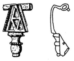 FIB-41452 - Fibule à arc émaillée base triangulairebronzeFibule émaillée à charnière, pied en bouton ; le corps triangulaire est creusé de 4 loges d'émail triangulaires, disposées en quinconce.