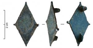 FIB-41463 - Fibule losangiquebronze, argentFibule losangique, avec aux angles des fleurons qui peuvenet être couverts d'une perle d'argent. L'arc est rehaussé d'un décor rapporté, en tôle estampée (d'argent très certainement).