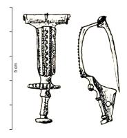 FIB-41541 - Fibule à charnièrebronzeFibule à charnière repliée vers l'extérieur. L'arc bipartite est orné de quatre cannelures longitudinales avec un motif de méandres entre les deux cannelures centrales. Le pied est orné d'une barrette transversale. Un motif de pointillés est également présent entre deux gorges. Le pied s'achève sur un bouton final.