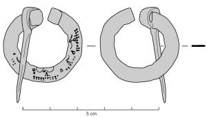 FIB-41584 - Fibule pénannulaire Fowler CbronzeFibule penannulaire à arc plat, orné  ; les extrémités sont repliées dans le même plan.