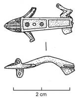 FIB-4160 - Fibule zoomorphe : grenouillebronzeTPQ : 60 - TAQ : 260Fibule en forme de grenouille : le corps, schématique, a la forme d'un rectangle divisé en deux loges rectangulaires émaillées ; les 4 pattes sont figurées et la tête couverte d'écailles en demi-cercles incisés.