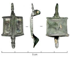 FIB-41645 - Fibule symétrique émailléebronzeFibule légèrement arquée et composée d'une plaque rectangulaire avec deux appendices symétriques terminés par des boutons. La plaque centrale est creusée, de part et d'autre d'une bande lisse ou guillochée, de deux loges rectangulaires émaillées.