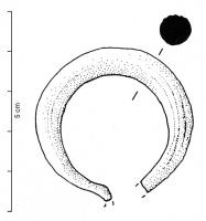 FIB-41651 - Fibule pénannulairebronzeFibule à arc de section circulaire épaisse, cannelée sur la partie extérieure, s'effilant régulièrement vers les extrémités moulurées et divergentes.