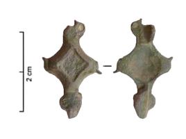FIB-41659 - Fibule symétrique émailléebronzeFibule symétrique, à corps losangique, bords concaves, creusé d'une ou de deux loges de même forme; extrémités en tête de reptile stylisée, angles latéraux parfois prolongés par des anneaux.