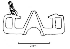 FIB-4168 - Fibule skeuomorphe : joug simplebronzeTPQ : 100 - TAQ : 250Fibule en forme de joug, avec la partie centrale triangulaire surélevée ; les côtés peuvent être rectilignes, ou redressés pour former une sorte de cadre surmonté d'un anneau.