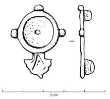 FIB-41709 - Fibule circulairebronzeFibule à charnière de type i. L'arc est remplacé par une plaque circulaire (dépression centrale pour émail ? perforée au milieu) avec trois petites protubérances sur le pourtour. Le pied consiste en un appendice évasé en forme de feuille ou palmette.