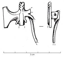 FIB-41795 - FibulebronzeTPQ : -30 - TAQ : 250Fibule à charnière (deux plaquettes coulées au revers de la tête), présentant à la tête deux appendices perpendiculaires, d'un en forme de fer de hache, l'autre ajouré.