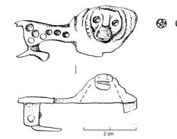 FIB-4180 - Fibule zoomorphe : lionbronzeTPQ : 100 - TAQ : 200Fibule en forme de lion à droite, tête de face, corps orné de pastilles émaillées ; une patte postérieure et les deux antérieures sont figurées.