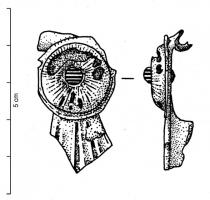 FIB-41826 - Fibule à queue de paon sans arc (F.20b2)bronzeTPQ : 30 - TAQ : 70Fibule à queue de paon de petite taille, dont le couvre-ressort cylindrique se rattache directement à un disque, prolongé par un pied légèrement trapézoÏdal (