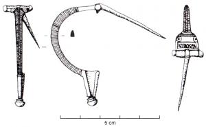 FIB-41859 - Fibule de type Aucissa : NEROSPAbronzeFibule de type Aucisssa précoce, à arc en demi-cercle, bords parallèles et côtes longitudinales, généralement perlées dans l'axe; tête quadrangulaire échancrée avec estampille moulée parallèle à la charnière, en forme d'axe perforé : NEROSPA.
