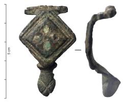 FIB-41890 - Fibule losangique émailléebronzeFibule à charnière, dont l'arc, composé d'une plaque losangique, est creusé d'une loge carrée centrale ainsi que de 4 loges triangulaires sur chacun des ses côtés; pied en tête de reptile stylisée.
