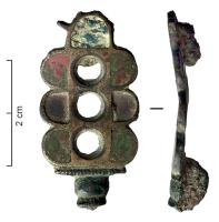 FIB-41891 - Fibule émailléebronzeBroche dont la plaque, triplement perforée, est divisée en logettes dessinant trois festons émaillés de chaque côté ; logette émaillée en arc de cercle à la tête, bouton mouluré au pied.
