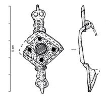 FIB-41898 - Fibule symétrique émailléebronzeFibule symétrique à charnière dont le corps se compose d'une plaque losangique présentant une loge centrale circulaire émaillée, et de quatre points émaillés. La tête et le pieds prennent la forme de têtes de serpents stylisées.